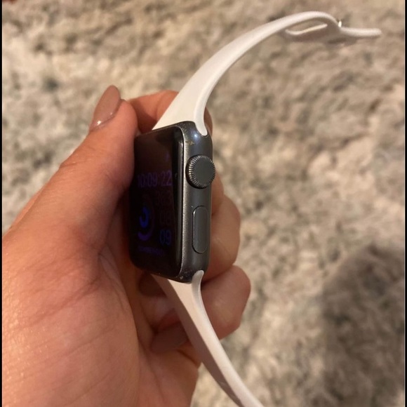Series 1 Apple Watch 38mm and charger - Picture 3 of 7
